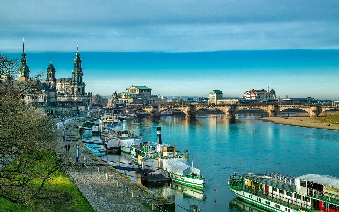 Pessoa em camelo no deserto