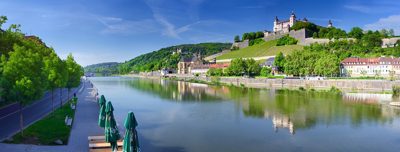 Pessoa em camelo no deserto