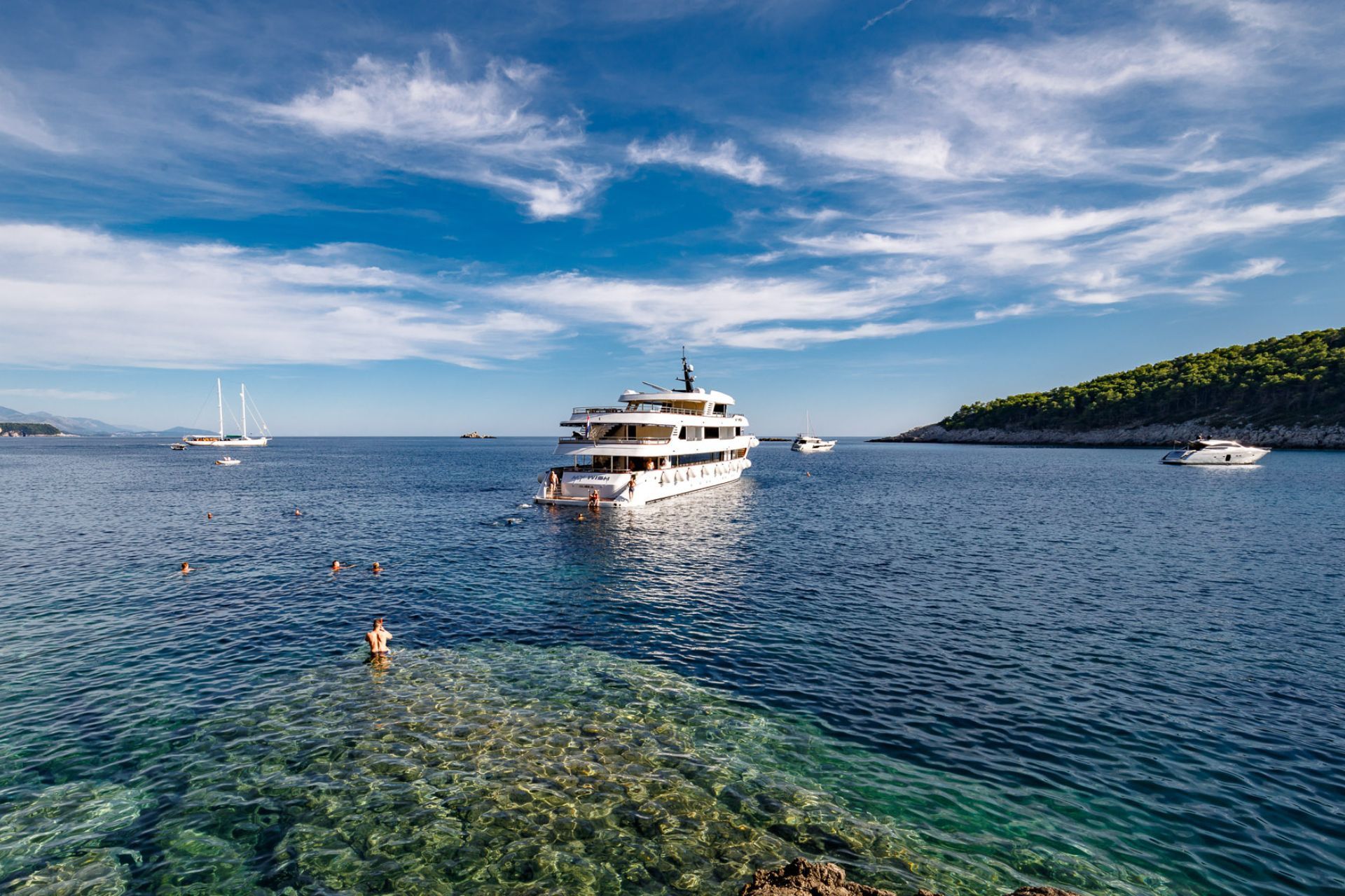 Pessoa em camelo no deserto
