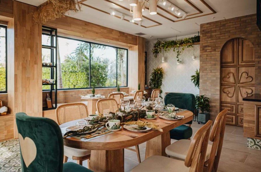 Pessoa em camelo no deserto