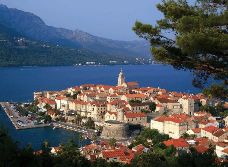 Pessoa em camelo no deserto