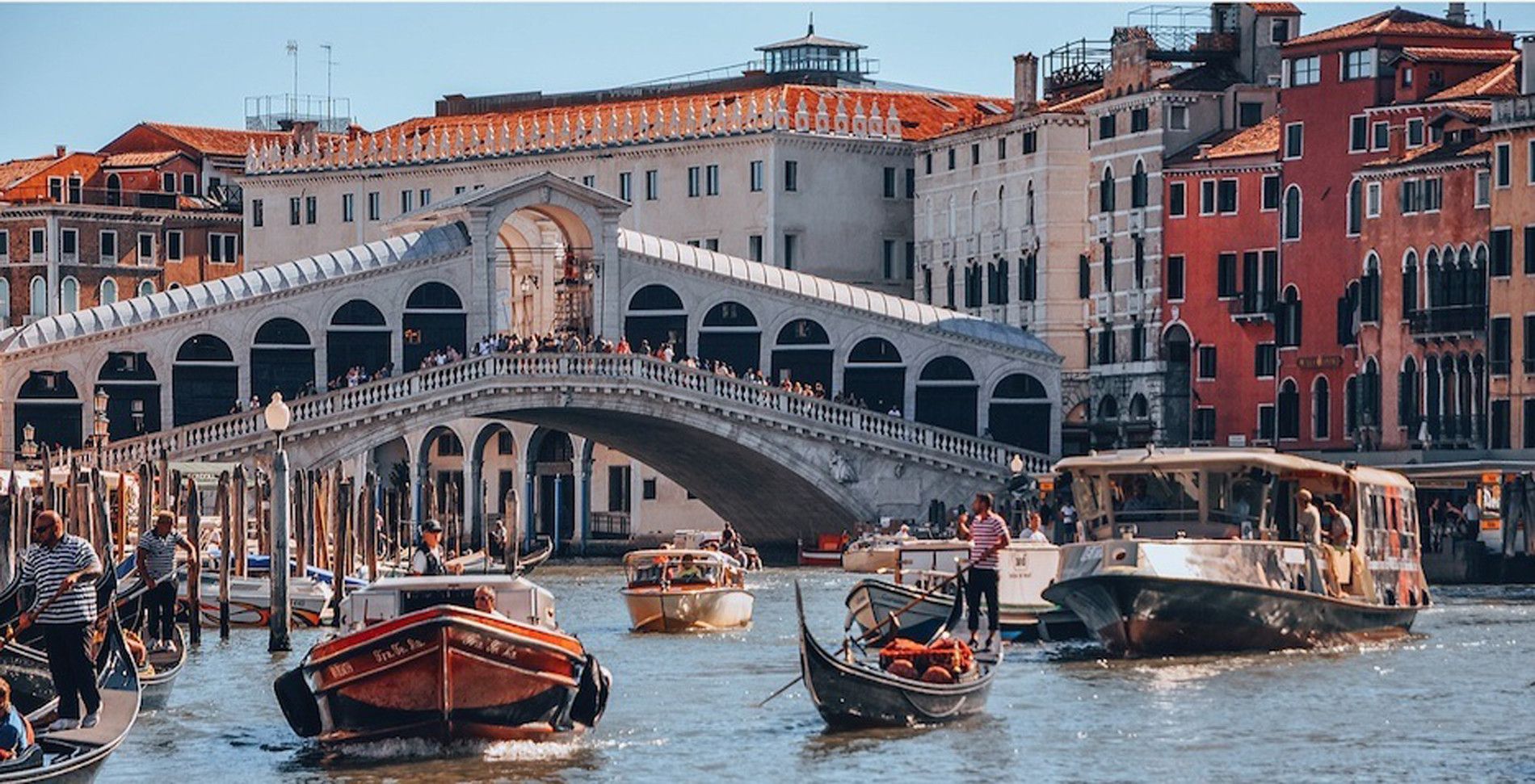Pessoa em camelo no deserto