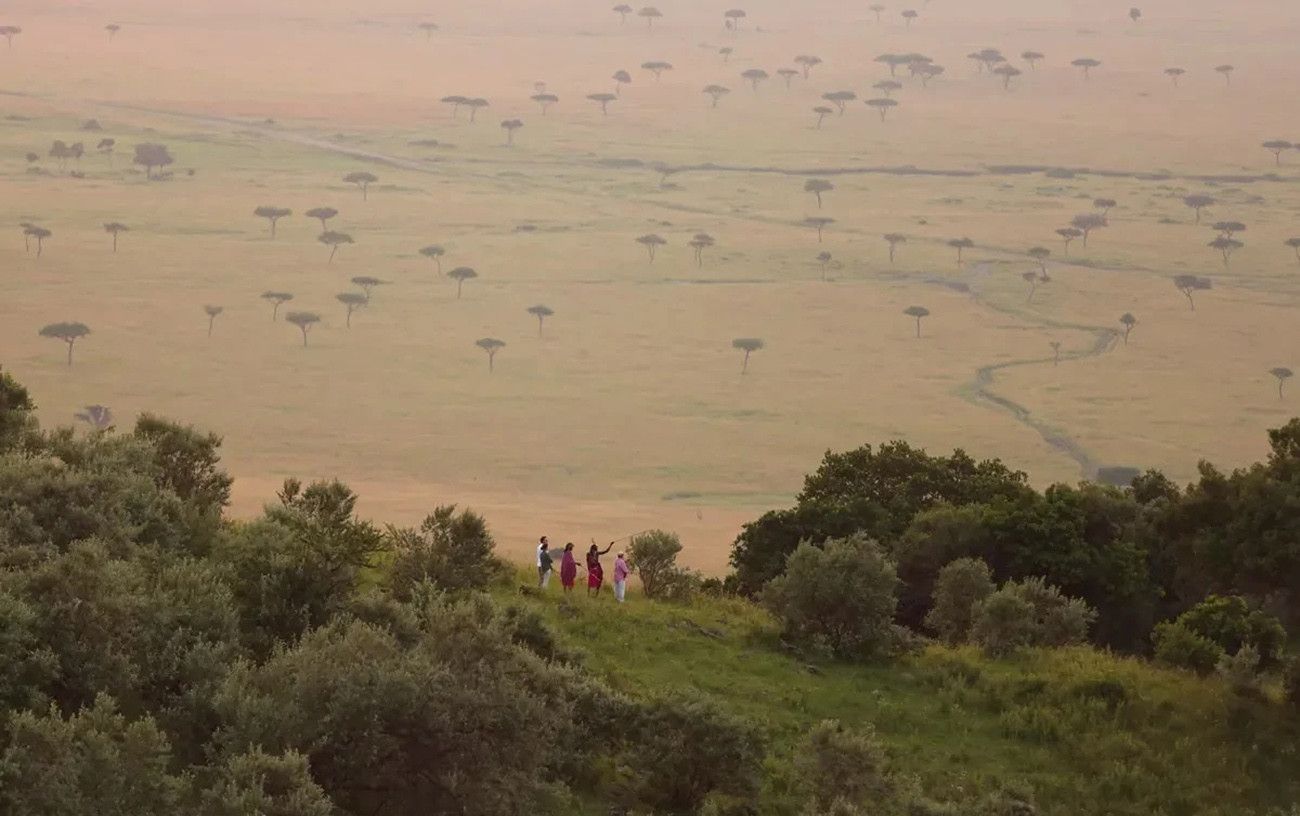 Pessoa em camelo no deserto