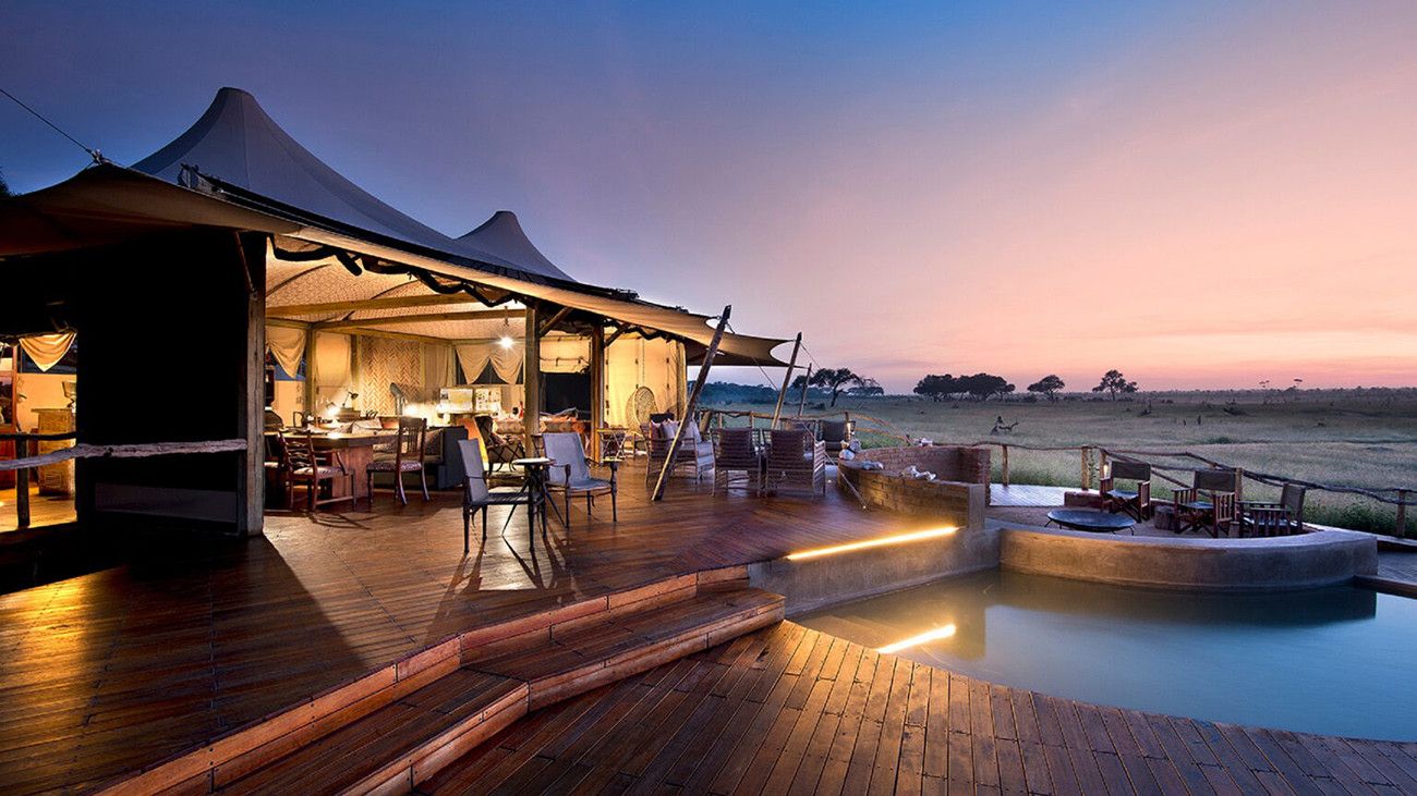 Pessoa em camelo no deserto