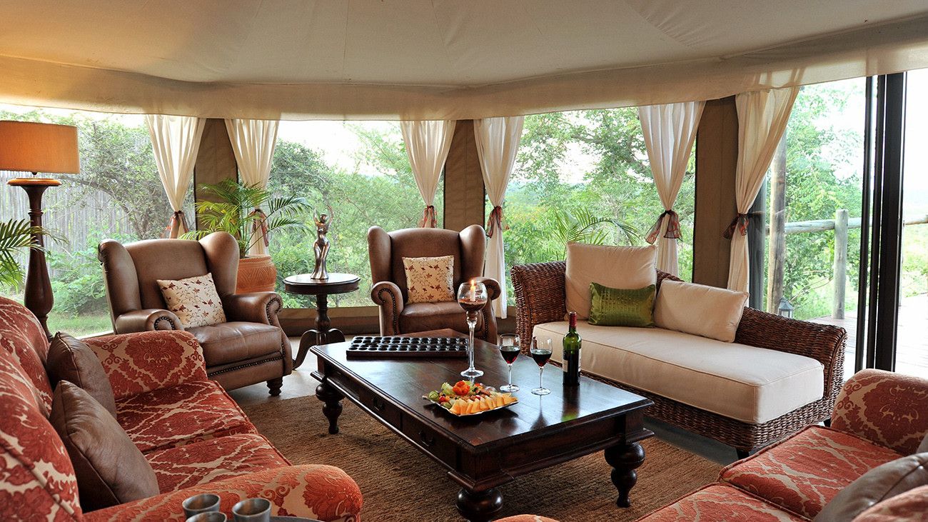 Pessoa em camelo no deserto