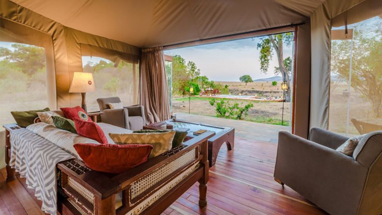 Pessoa em camelo no deserto