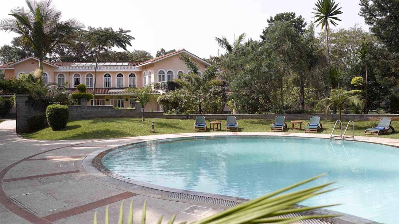 Pessoa em camelo no deserto