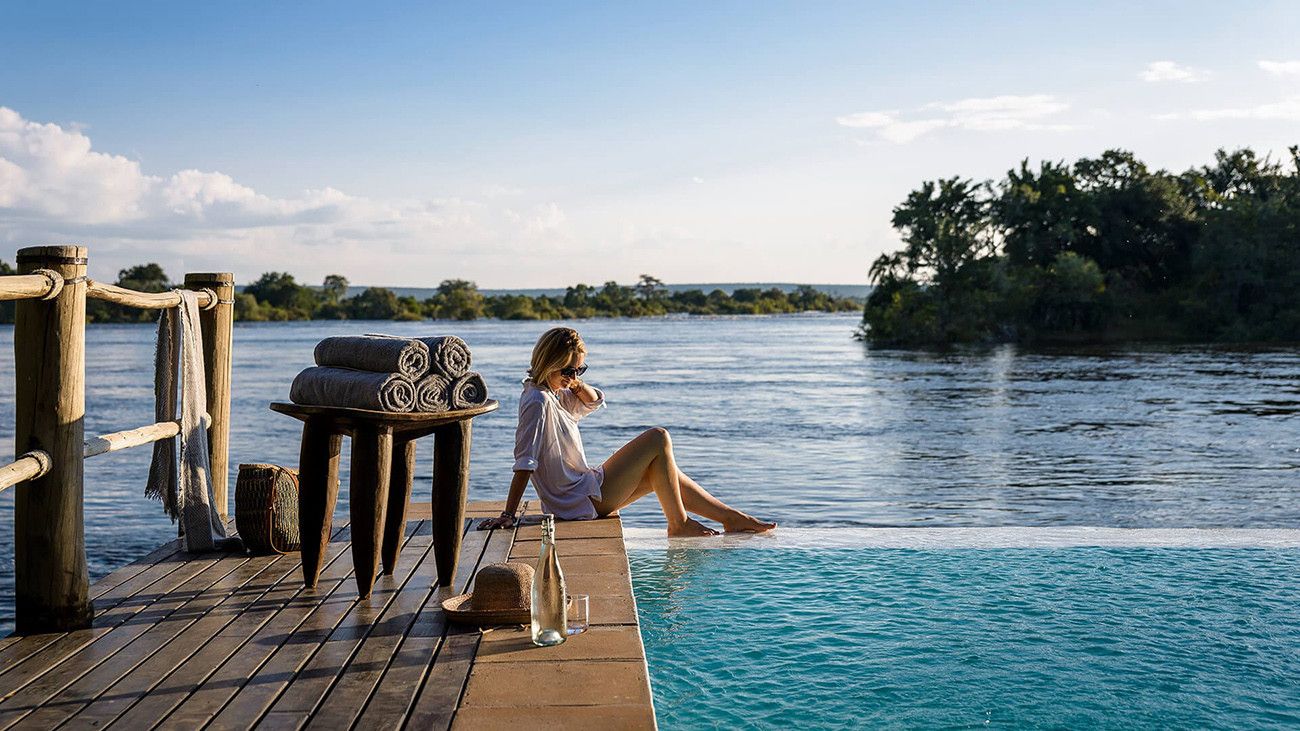 Pessoa em camelo no deserto