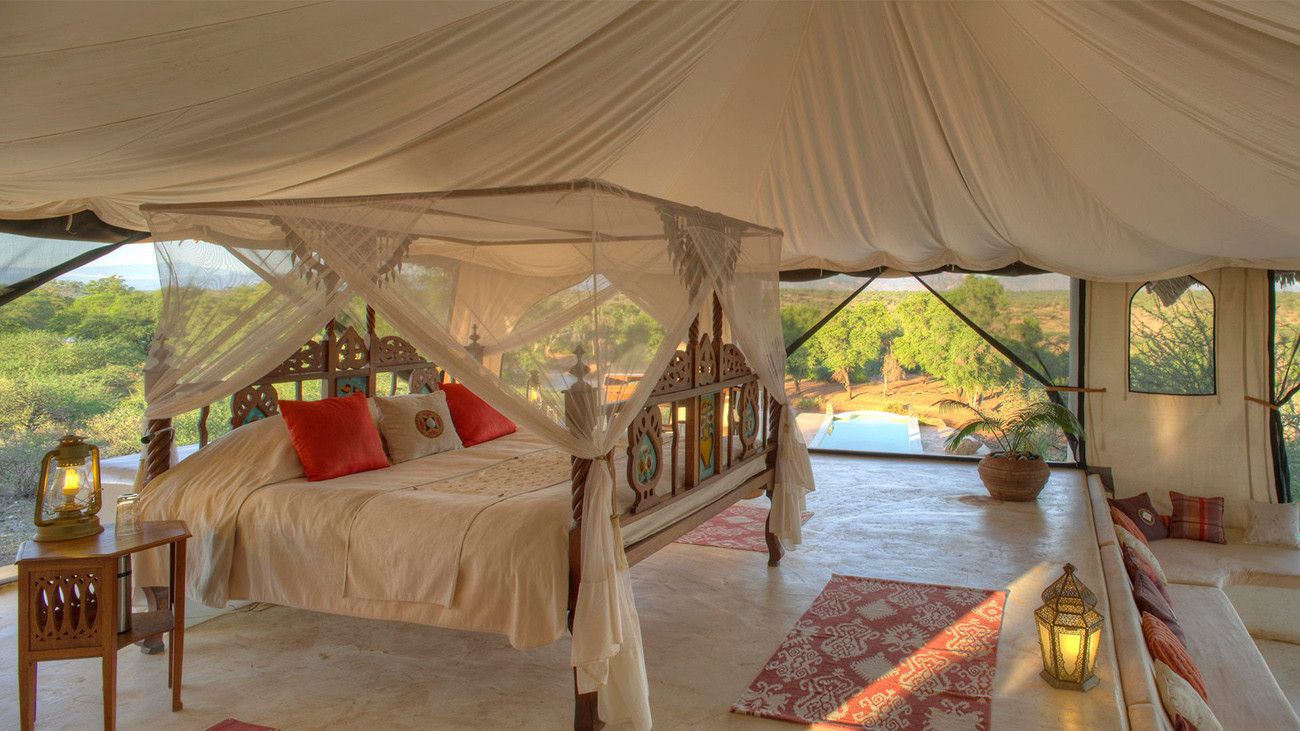 Pessoa em camelo no deserto