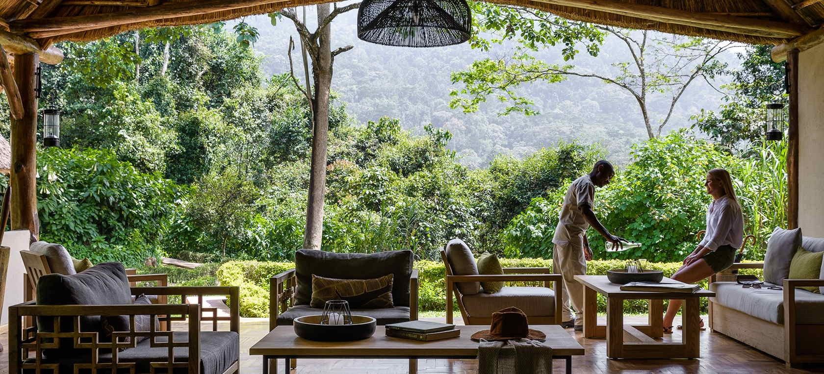 Pessoa em camelo no deserto