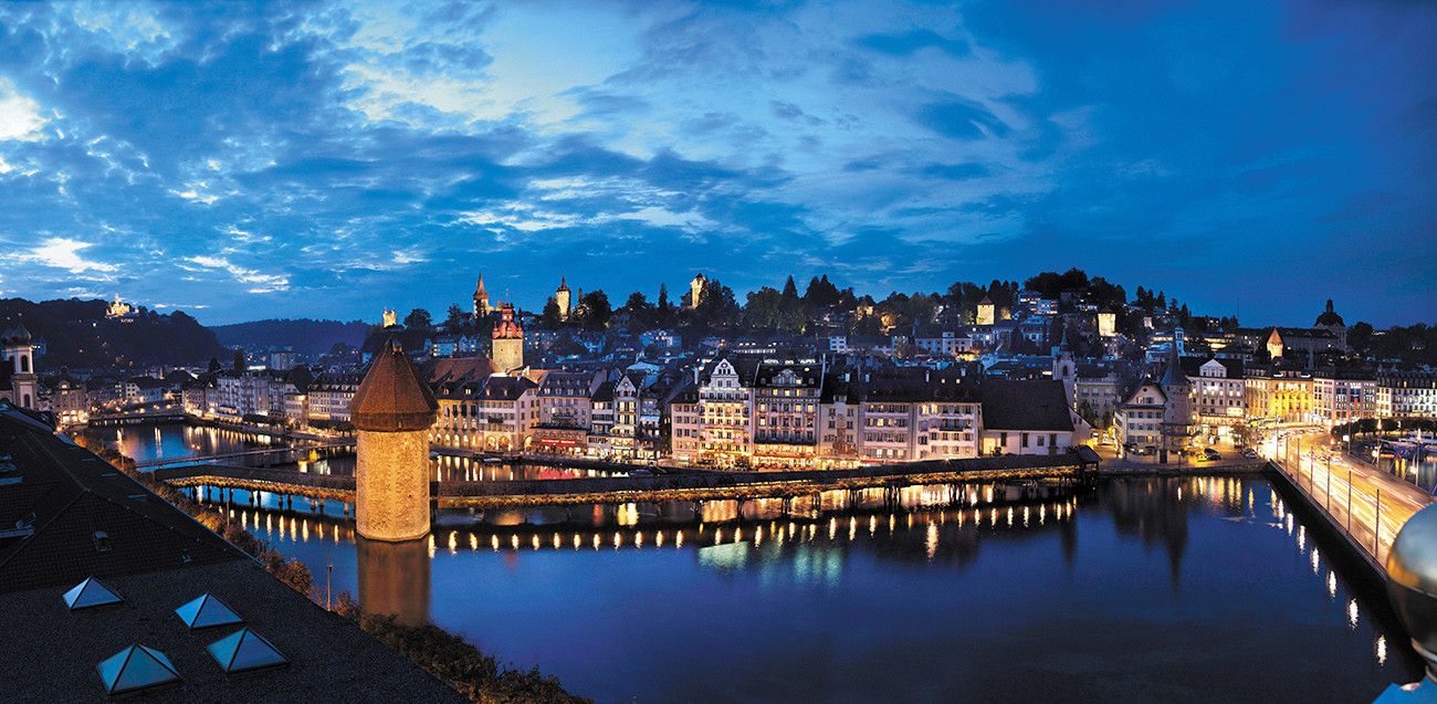 Pessoa em camelo no deserto