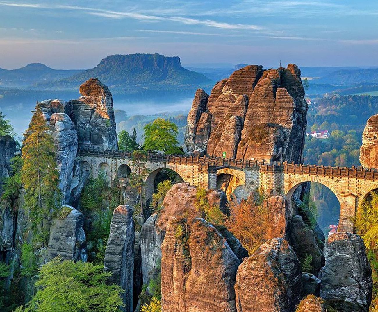 Pessoa em camelo no deserto