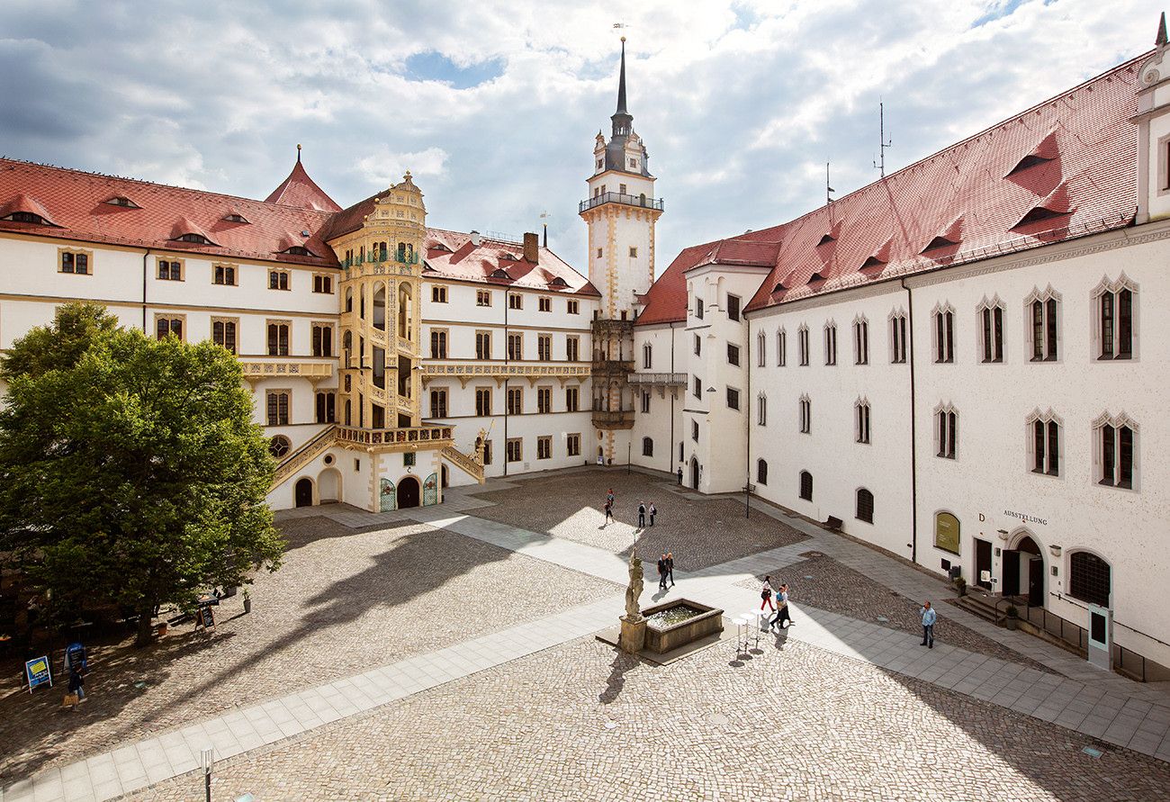 Pessoa em camelo no deserto