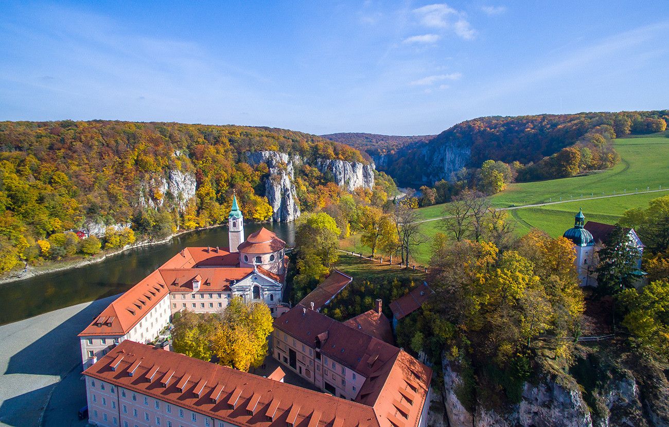 Pessoa em camelo no deserto