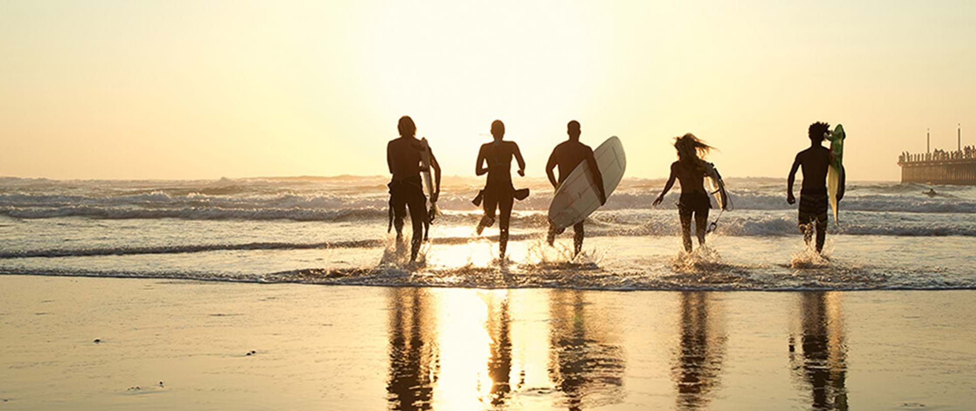 Pessoa em camelo no deserto