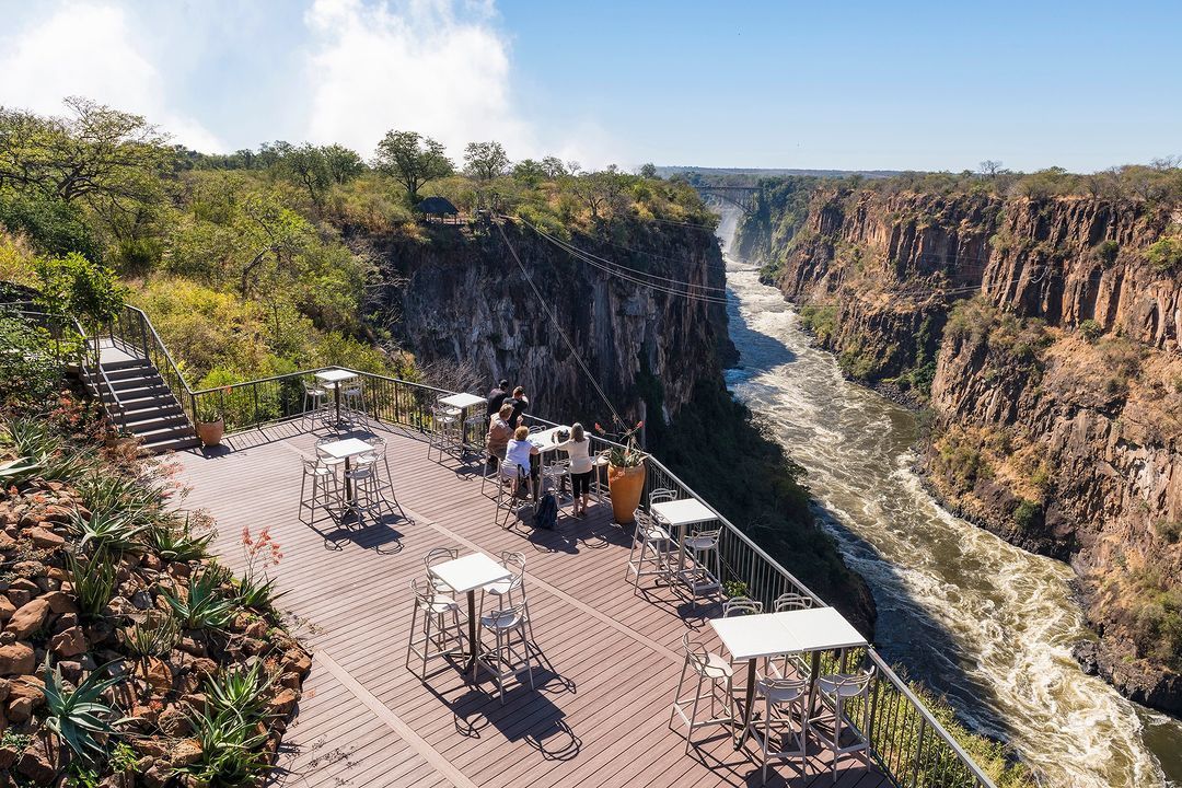 Pessoa em camelo no deserto