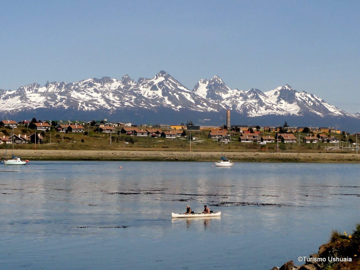 Pessoa em camelo no deserto