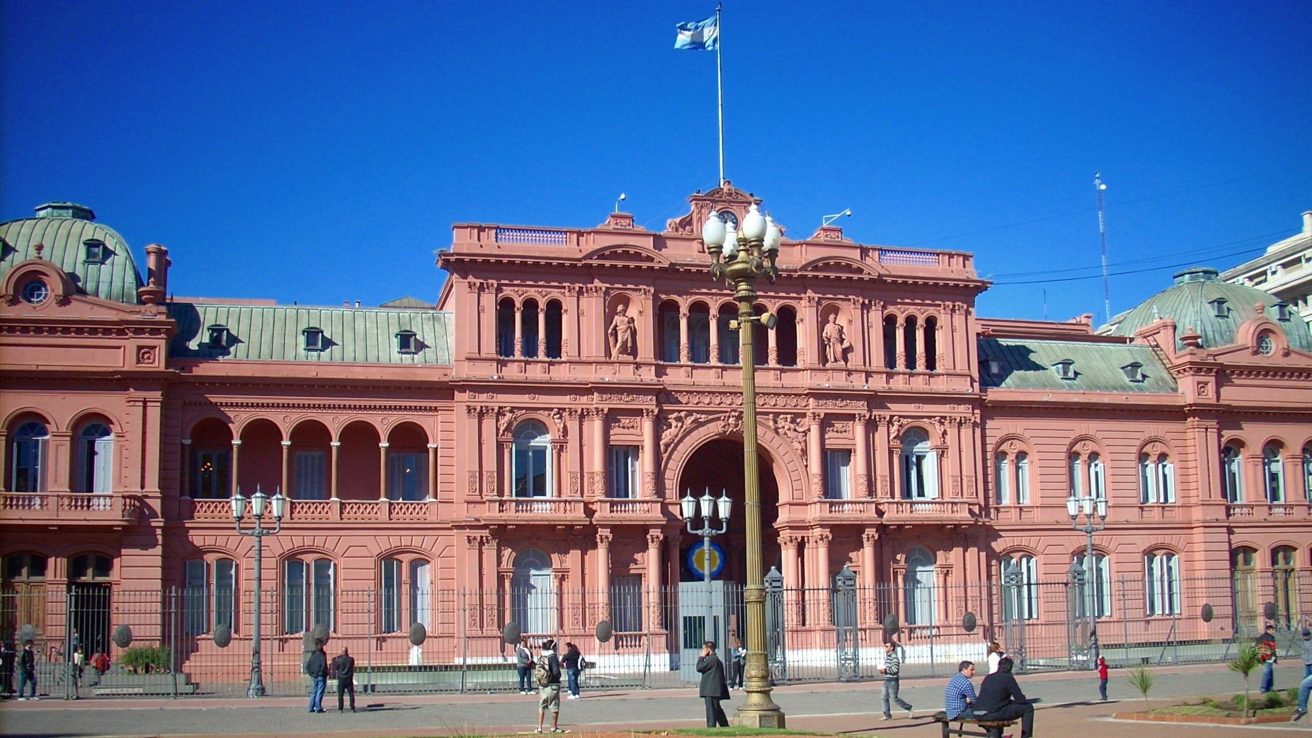 Pessoa em camelo no deserto